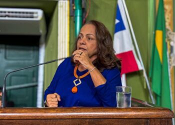 Aladilce cobra explicações sobre obra de escola em Cajazeiras XI