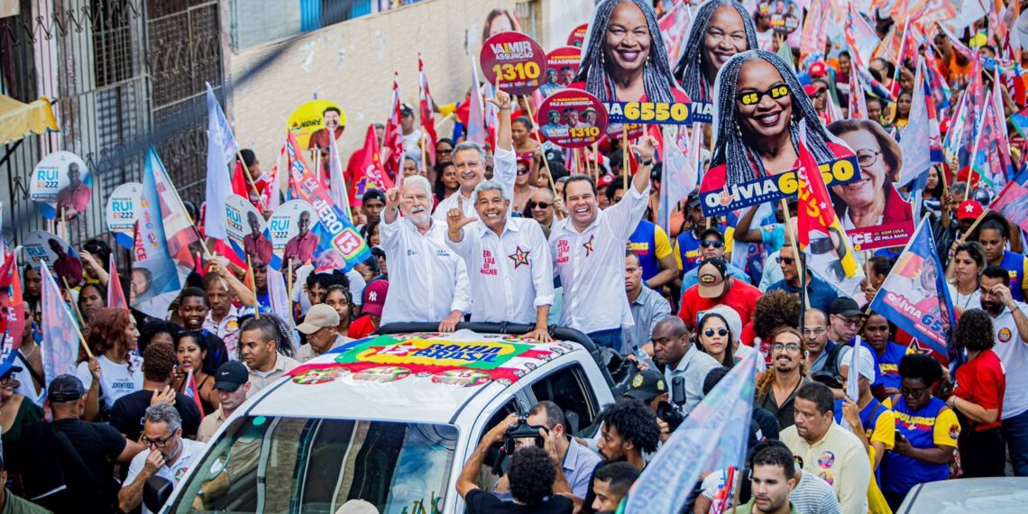 Jerônimo reúne multidão em caminhada no Bairro da Paz
