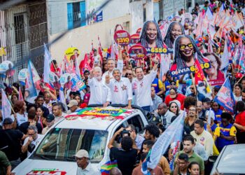 Jerônimo reúne multidão em caminhada no Bairro da Paz