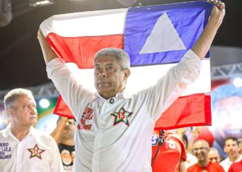 Jerônimo lota a Praça do Feijão com mais de 20 mil pessoas e abre campanha no interior com força do Time de Lula